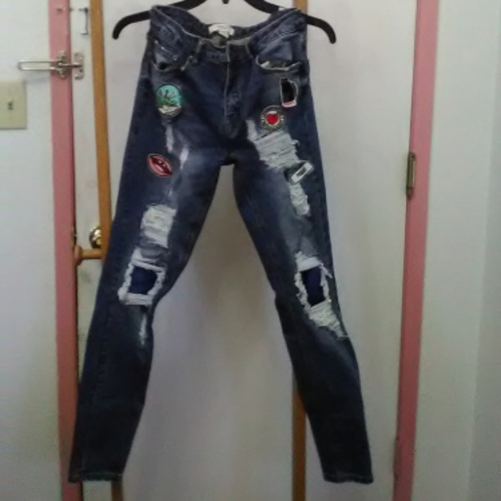 Forever 21 Patch Pre-ripped jeans Sz. 27, 28" ins.